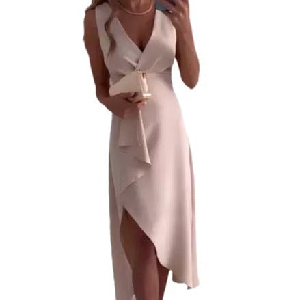 Pamela – Schickes Kleid mit V-Ausschnitt und Lotusblatt-Saum in Hautfarben