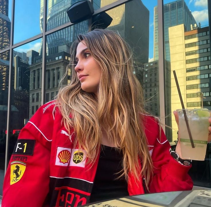 Karolin | Sportliche Ferrari-Rennfahrerjacke
