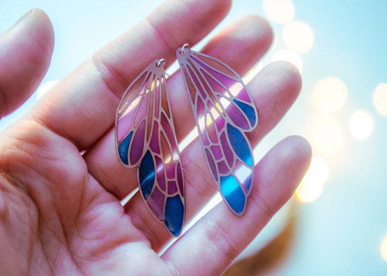Betty – Ohrringe mit bunten Flügeln im Gradient-Design