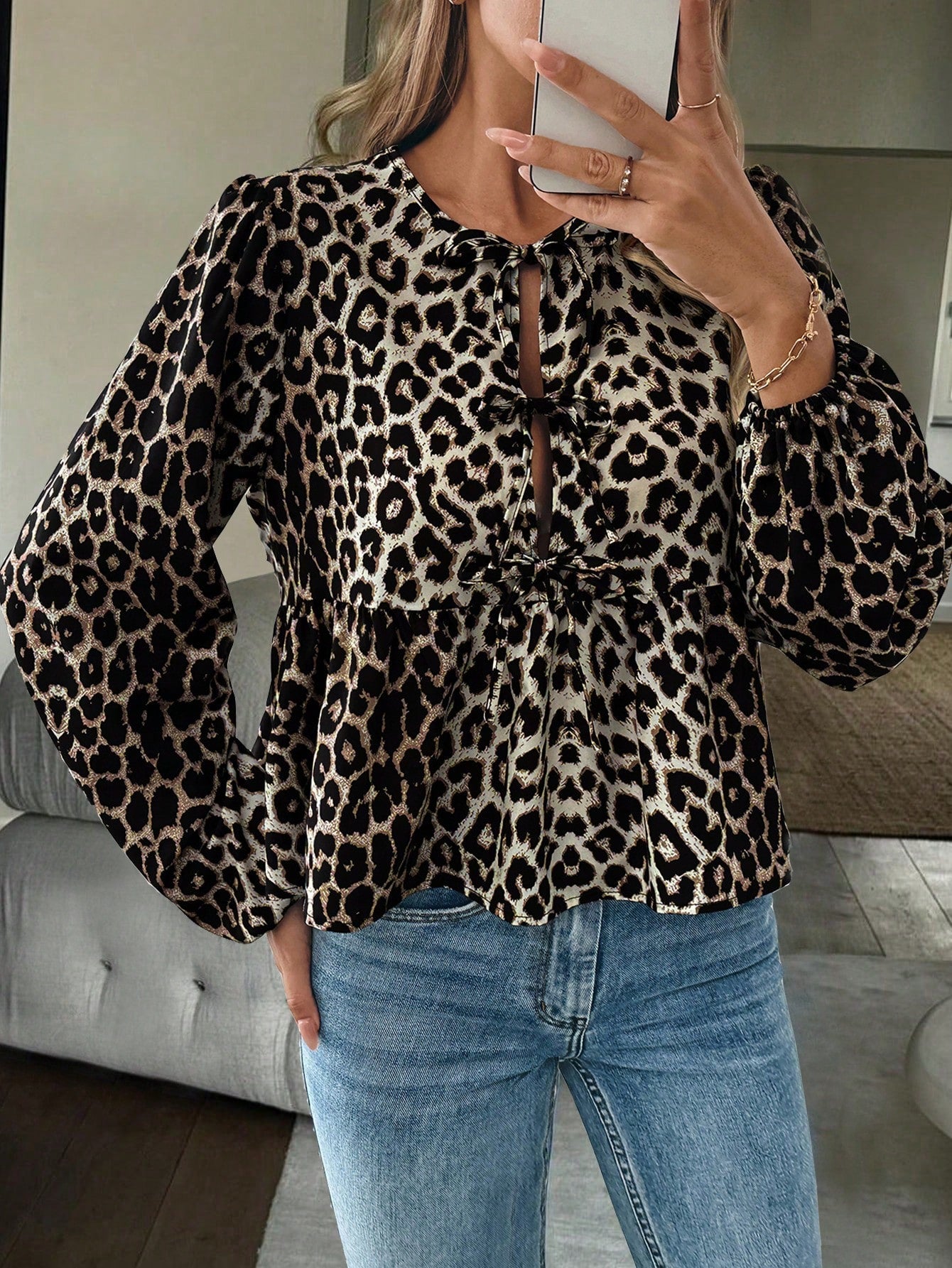 Leoprint Damenbluse mit Schleifendetail – Feminin, Auffällig & Trendbewusst