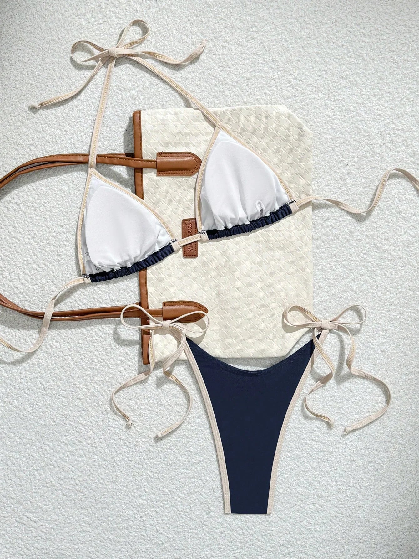 Sexy Triangel-Bikini in Marineblau mit Kontrast-Saum – Minimalistisches 2-teiliges Set zum Schnüren