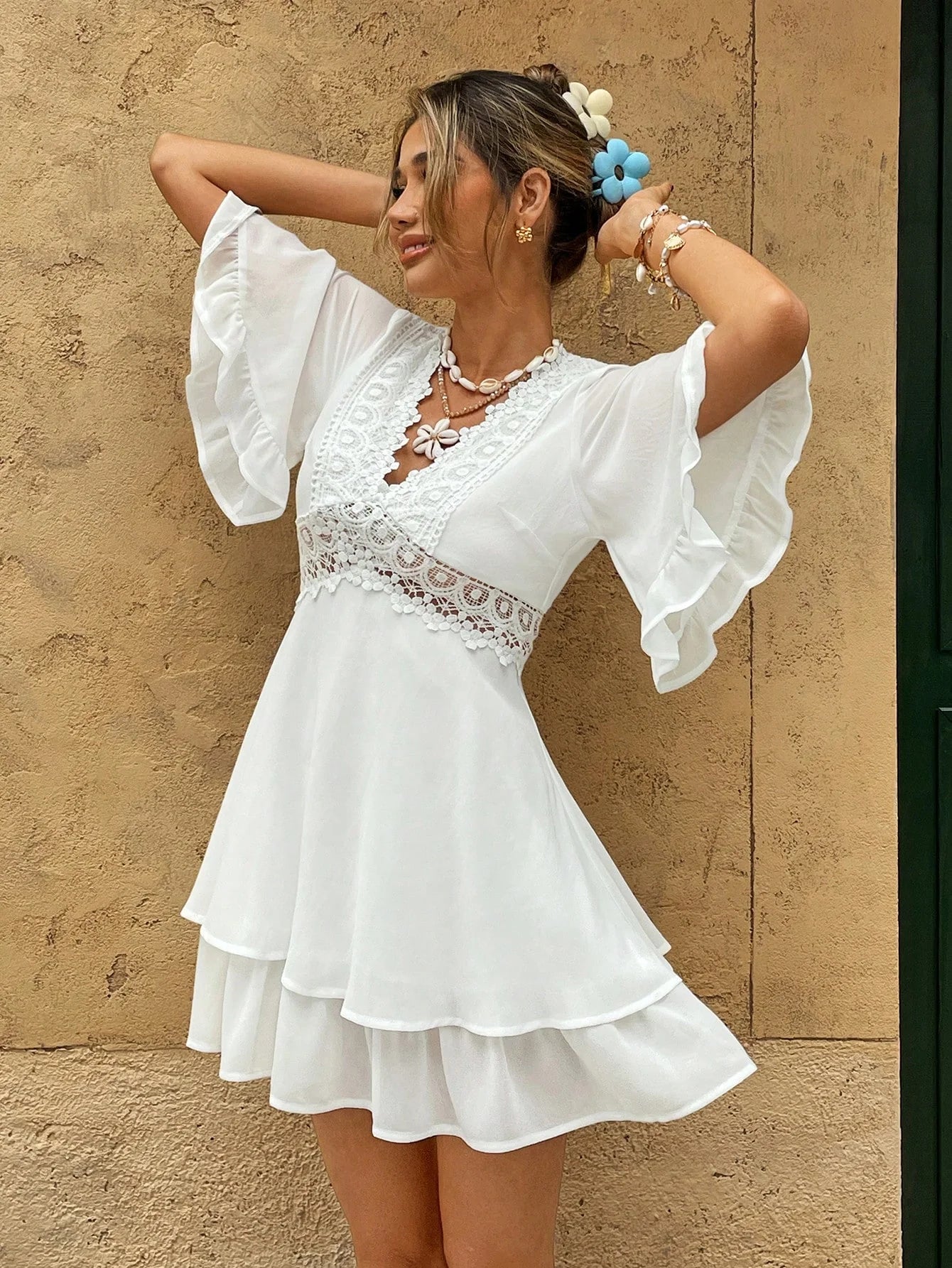 Weißes Boho-Sommerkleid mit Spitze und Volants – V-Ausschnitt & lockerer Schnitt | Zendoo