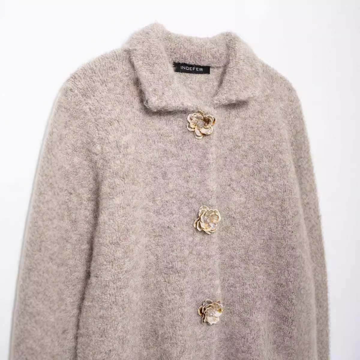 Marcella - Strickmantel mit dekorativen Blumenknöpfen