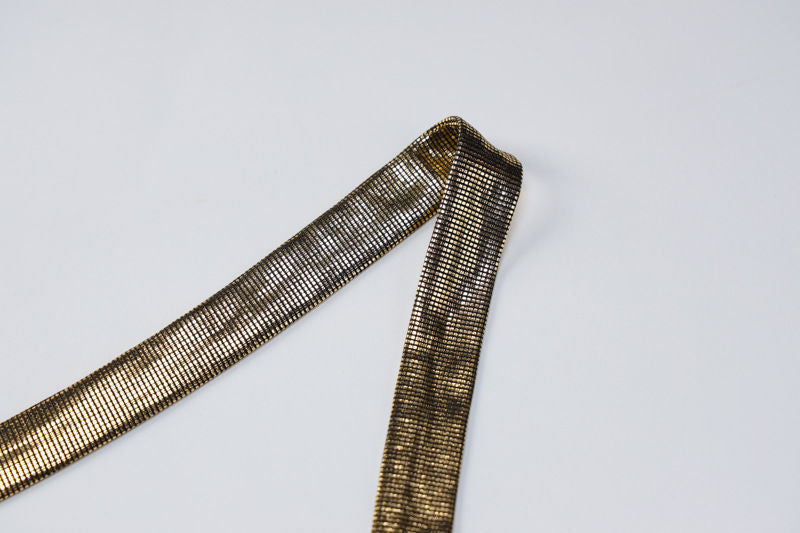 Jean – Rückfreies, einfarbiges, schmal geschnittenes Kleid mit Schlitz