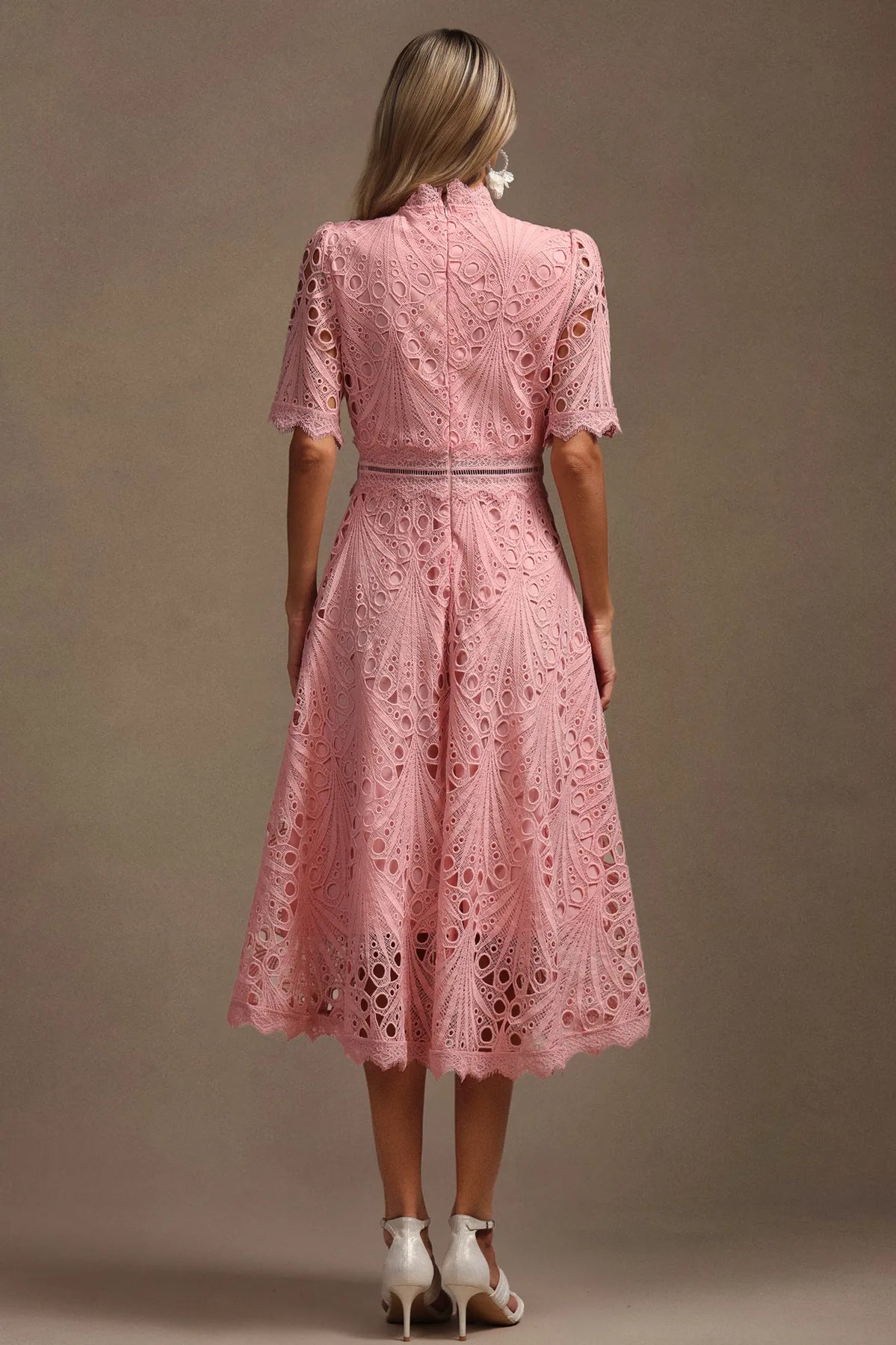 Vorelle – Lässiges Kurzarmkleid mit Blumenstickerei