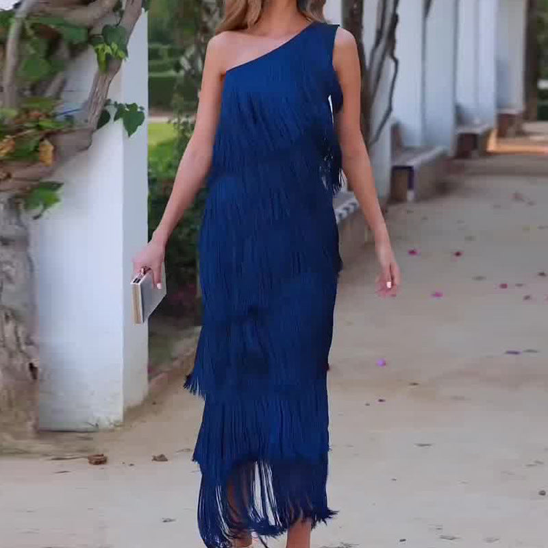 Nicola – Kleid mit diagonalem Kragen und mehrlagigem Quasten-Stickdesign