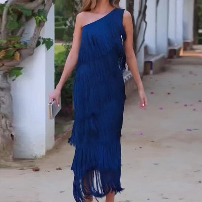 Nicola – Kleid mit diagonalem Kragen und mehrlagigem Quasten-Stickdesign