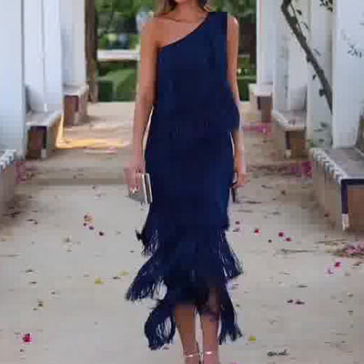 Nicola – Kleid mit diagonalem Kragen und mehrlagigem Quasten-Stickdesign