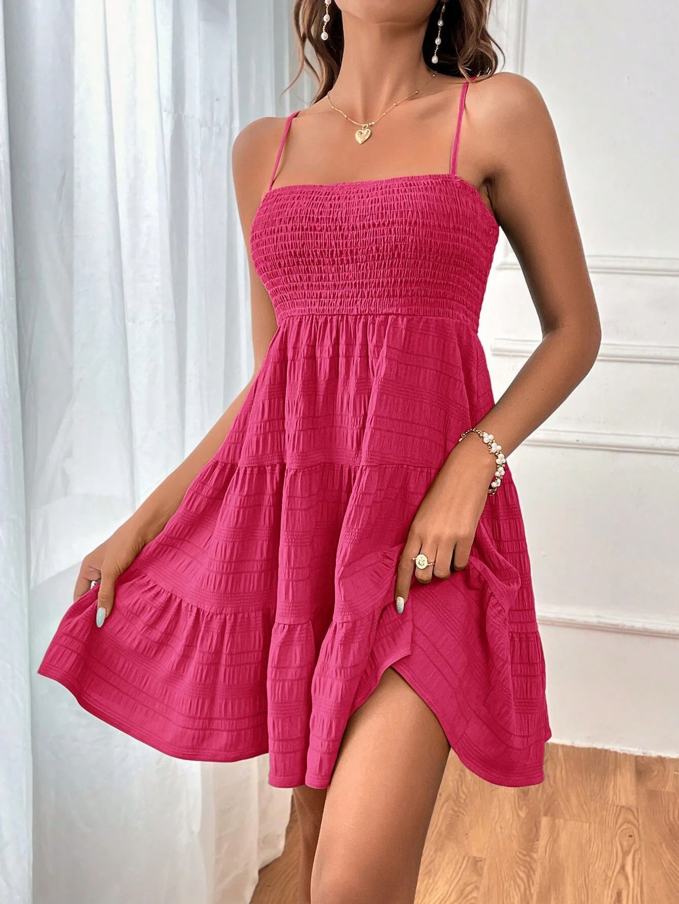 Kimberley – Sommerliches Kleid mit Quadratkragen und Zierschürze