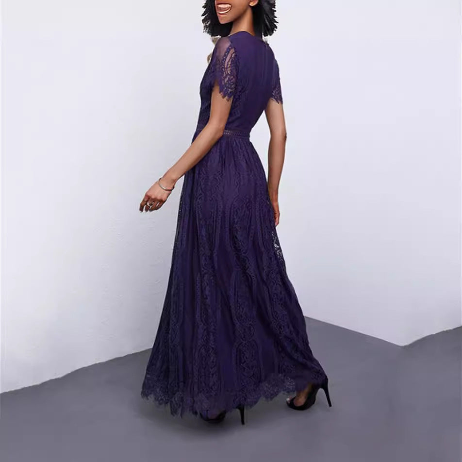 Ruth – Kurzes Spitzenkleid mit langen Mustern in einfarbiger Ausführung