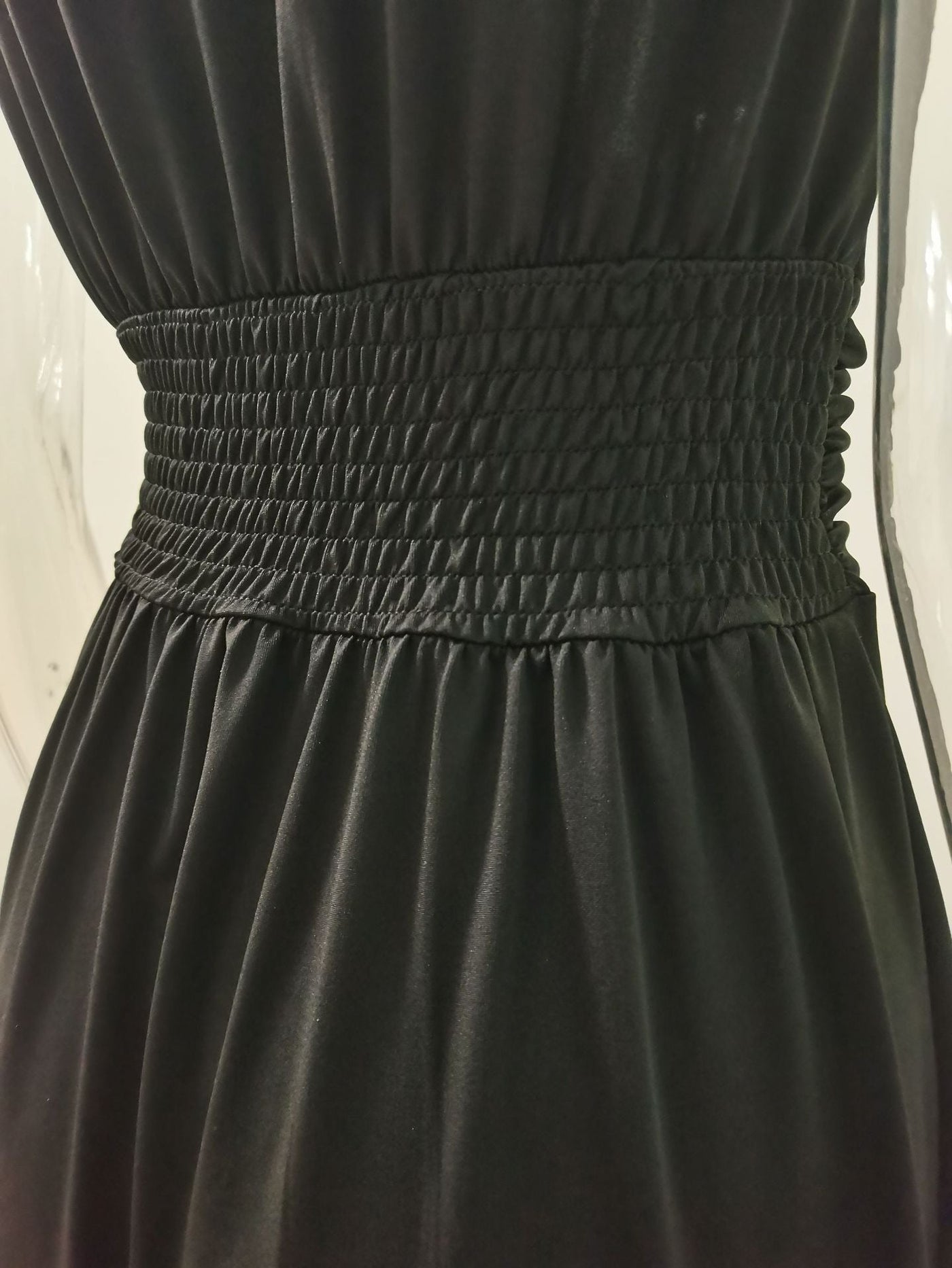 Sharon – Langer Rock mit tiefem V-Ausschnitt und kurzen Ärmeln