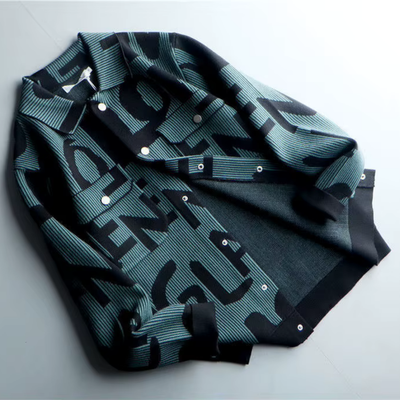 Jakob – Modische Strickjacke mit urbanem Statement-Print