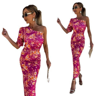 Fiona – Gedrucktes Etuikleid mit schrägem Schulterdesign