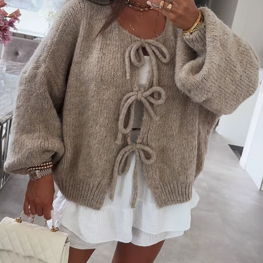 Gerda – Flauschige Strickjacke mit Schleifenverschluss für einen femininen Look