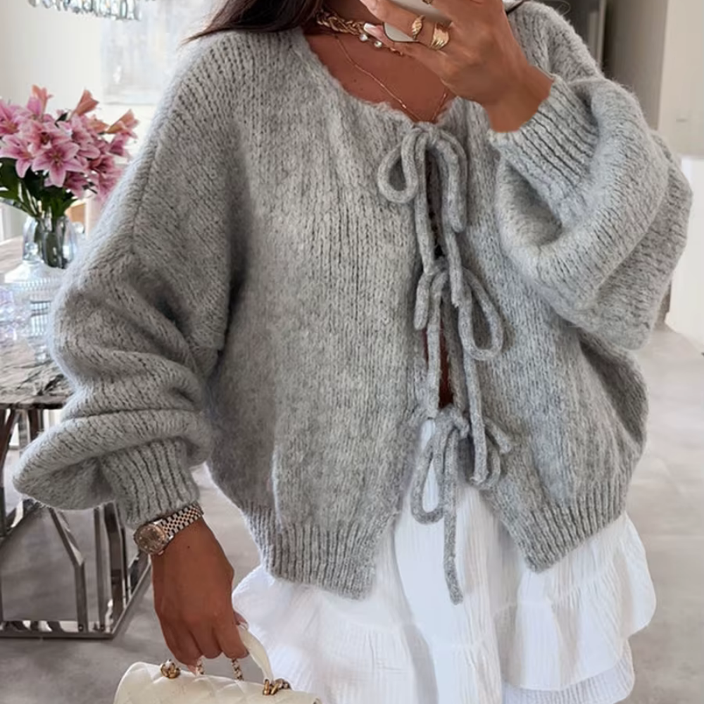 Gerda – Flauschige Strickjacke mit Schleifenverschluss für einen femininen Look