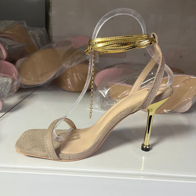 Damen Goldene Stiletto Sandaletten – Elegante Riemchensandalen mit Kettendetail, Offene Spitze, 9 cm Absatz