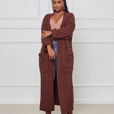 Ines – Langer Strickcardigan mit Zopfmuster