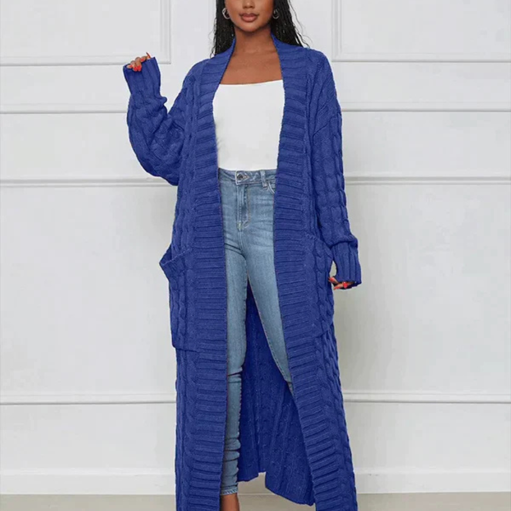 Ines – Langer Strickcardigan mit Zopfmuster