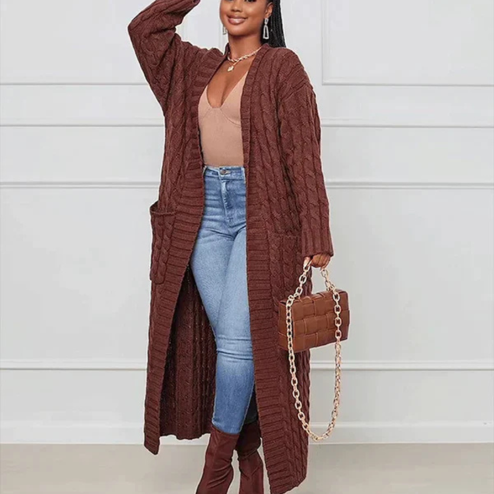 Ines – Langer Strickcardigan mit Zopfmuster