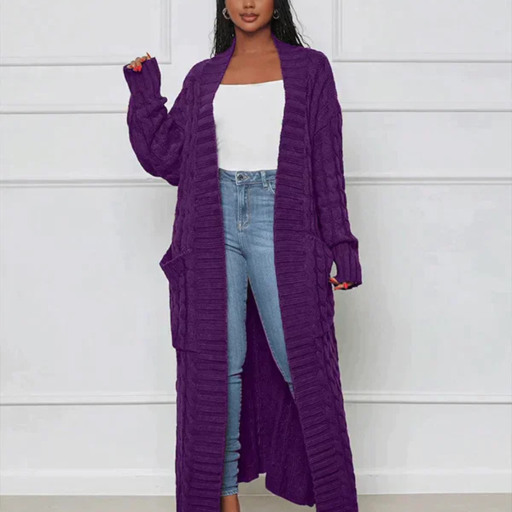 Ines – Langer Strickcardigan mit Zopfmuster