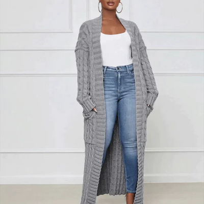 Ines – Langer Strickcardigan mit Zopfmuster