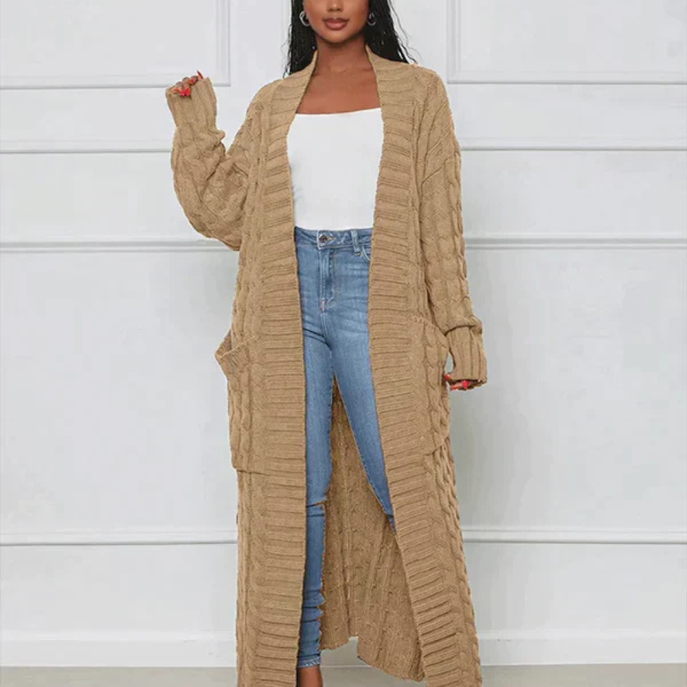 Ines – Langer Strickcardigan mit Zopfmuster