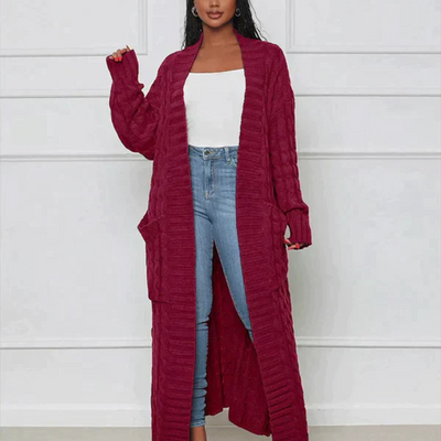 Ines – Langer Strickcardigan mit Zopfmuster