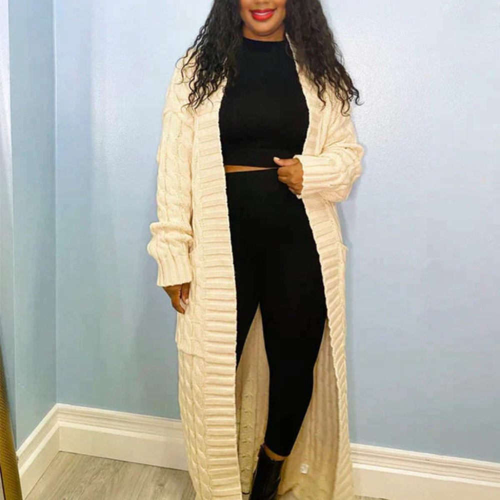 Ines – Langer Strickcardigan mit Zopfmuster