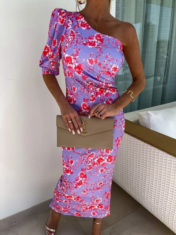 Fiona – Gedrucktes Etuikleid mit schrägem Schulterdesign