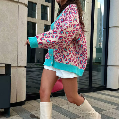 Brunhilde - Oversize-Strickjacke mit buntem Leopardenmuster