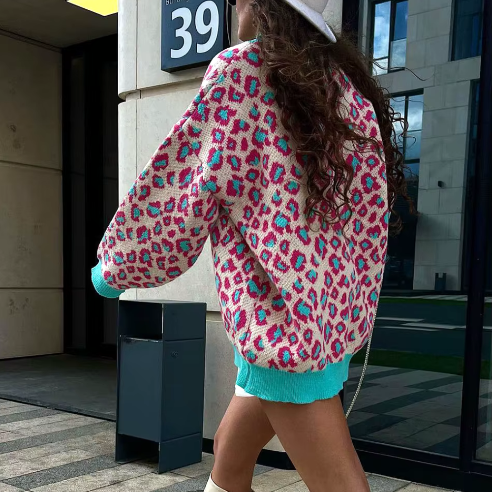 Brunhilde - Oversize-Strickjacke mit buntem Leopardenmuster