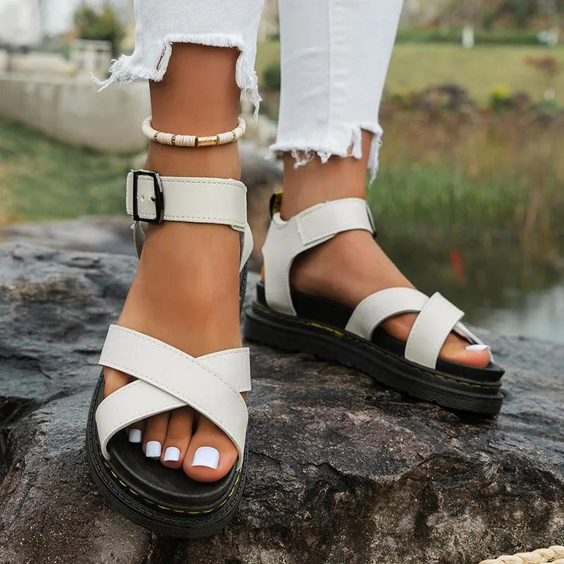Heidi-Mode | Einfarbige Sandalen mit Schnalle und gekreuztem Riemen