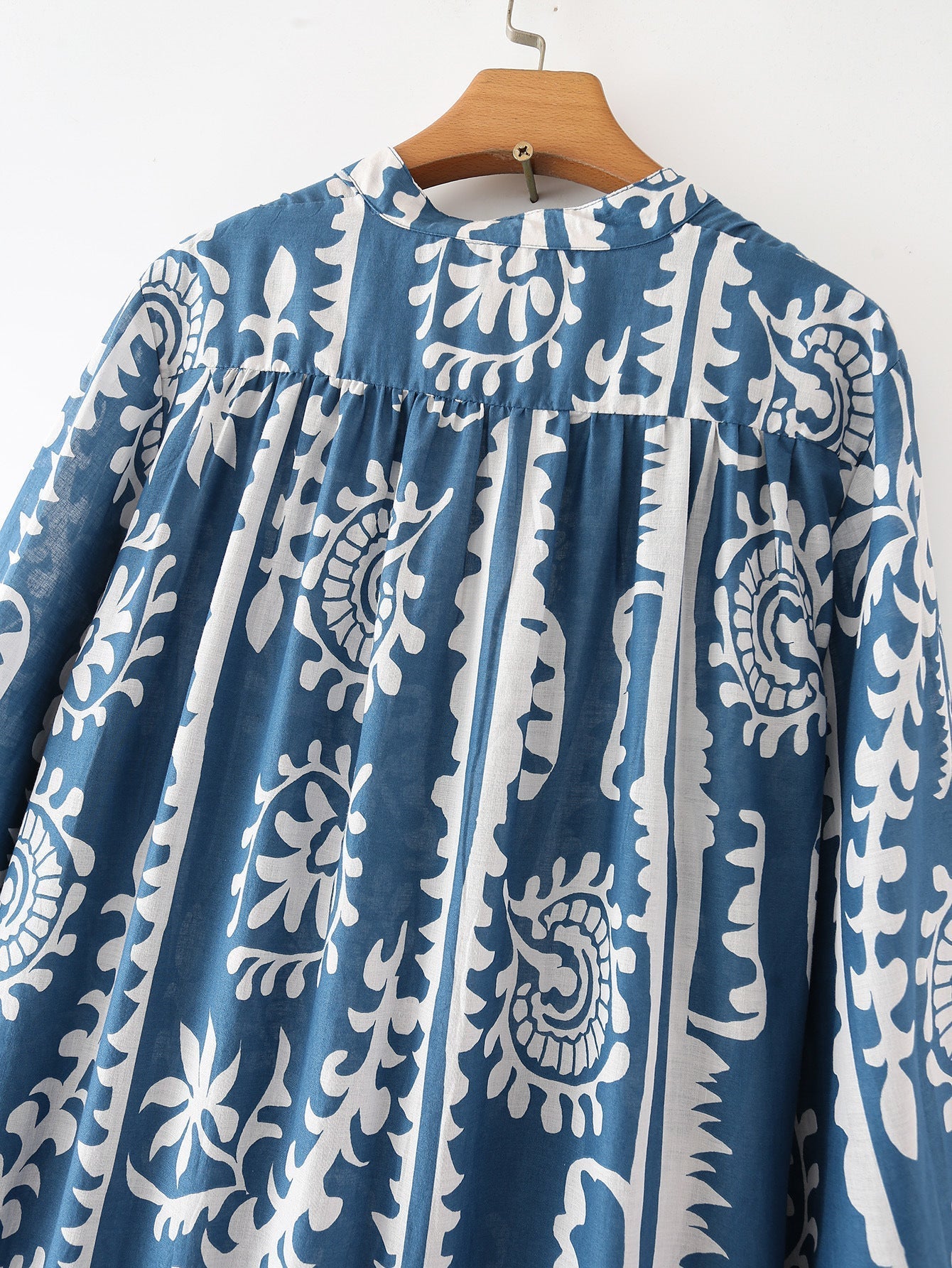 Mary – Modisches Kleid mit temperamentvollem Lagen-Stitching und Druck