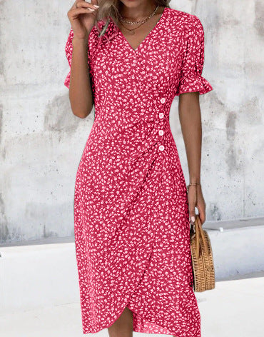 Ruby – V-Ausschnitt Kleid mit floralem Saum und unregelmäßigem Muster