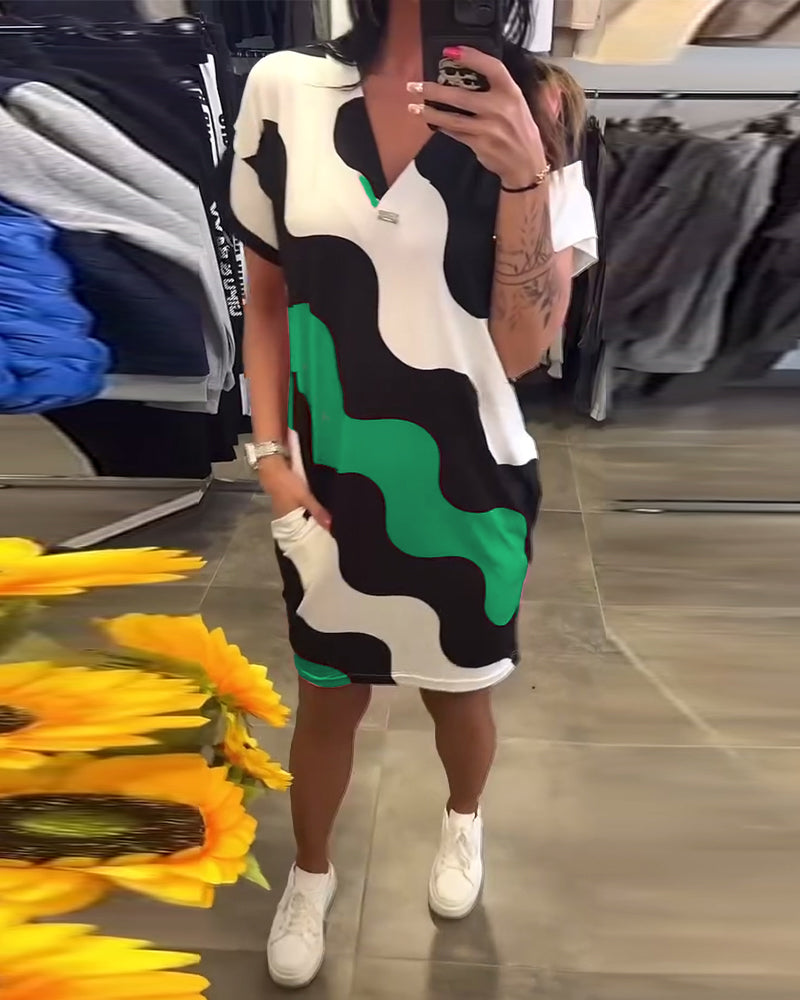 Penelope – Stilvolles Kleid Mit V Ausschnitt Und Wellenförmigem Drucken