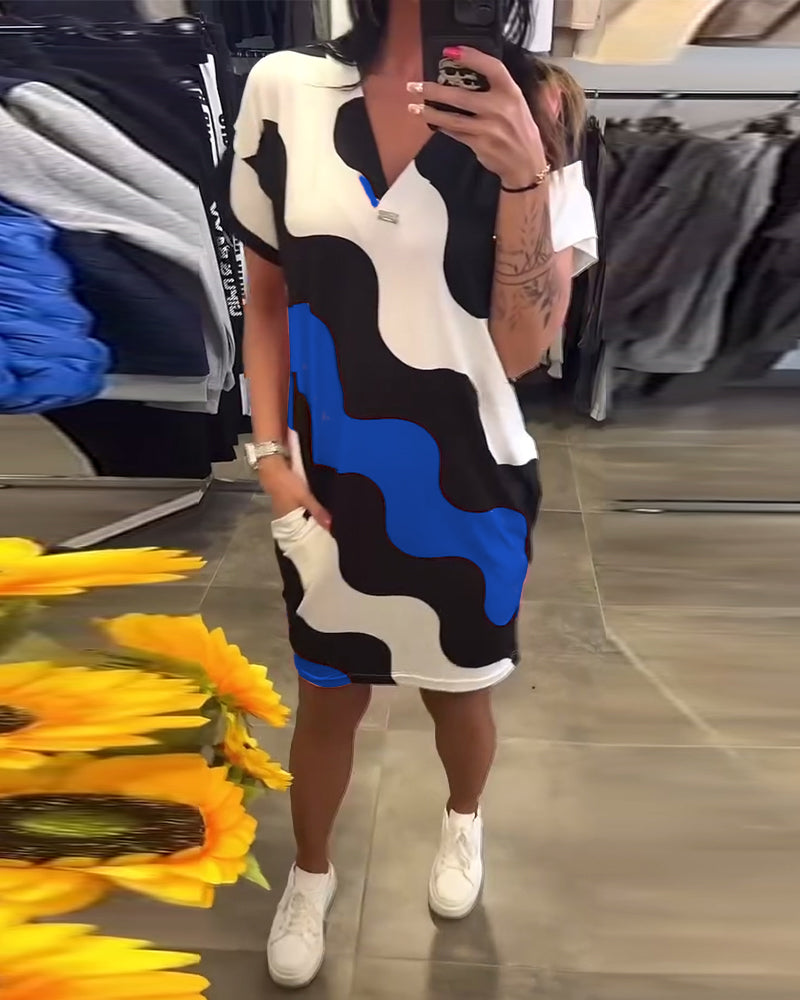 Penelope – Stilvolles Kleid Mit V Ausschnitt Und Wellenförmigem Drucken