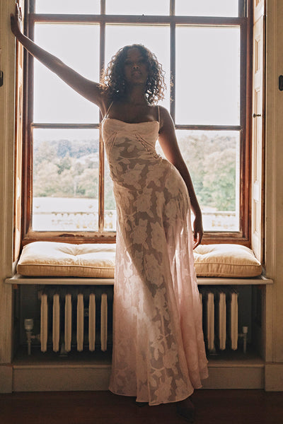 Elegantes Maxikleid mit 3D-Rosen & Rückenausschnitt