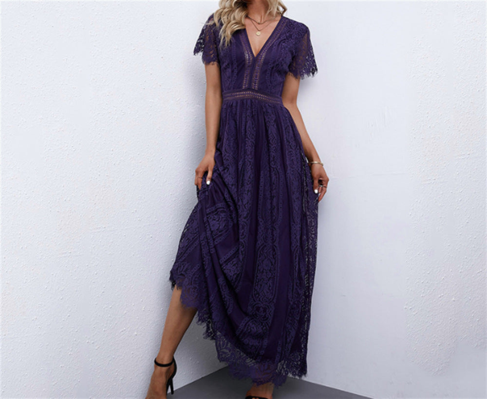 Ruth – Kurzes Spitzenkleid mit langen Mustern in einfarbiger Ausführung