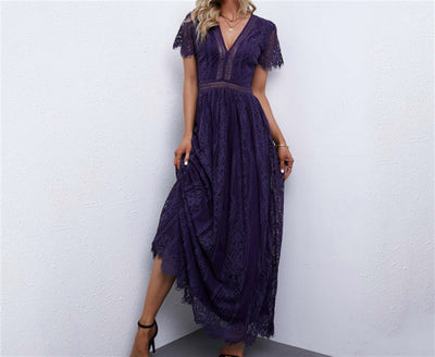 Ruth – Kurzes Spitzenkleid mit langen Mustern in einfarbiger Ausführung