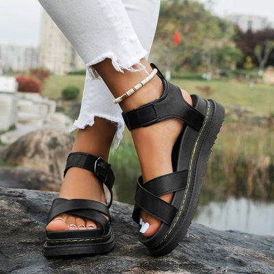 Heidi-Mode | Einfarbige Sandalen mit Schnalle und gekreuztem Riemen