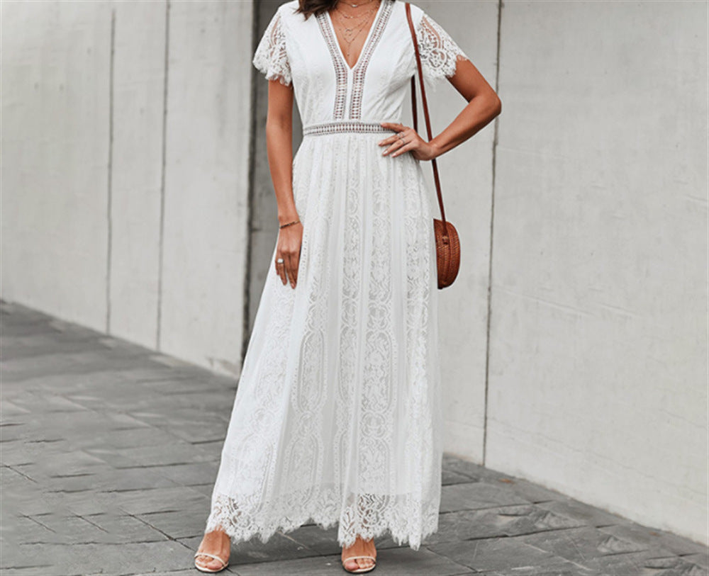 Ruth – Kurzes Spitzenkleid mit langen Mustern in einfarbiger Ausführung