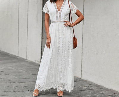 Ruth – Kurzes Spitzenkleid mit langen Mustern in einfarbiger Ausführung