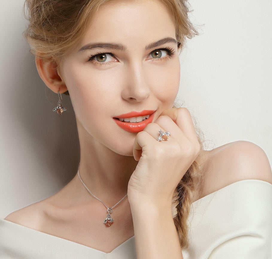 Hayley – Süße kleine Bienen Ohrringe aus Sterlingsilber mit Zirkon-Kristallen