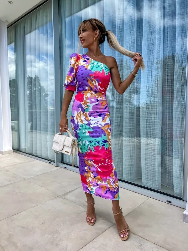 Fiona – Gedrucktes Etuikleid mit schrägem Schulterdesign