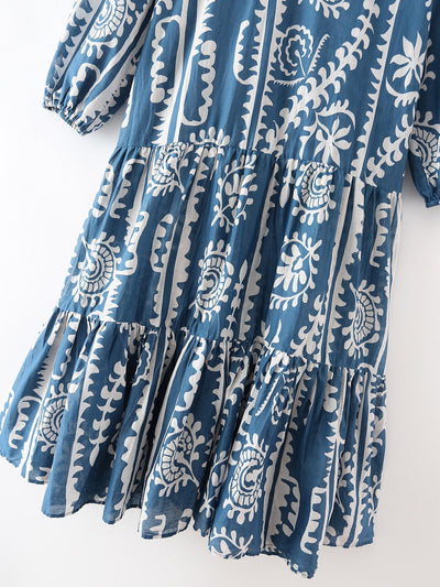 Mary – Modisches Kleid mit temperamentvollem Lagen-Stitching und Druck