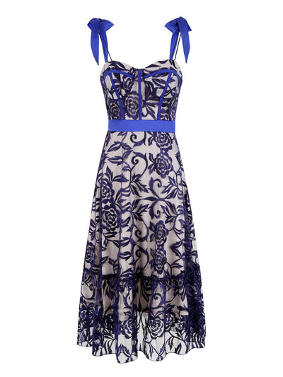 Diana – Langes Damenkleid mit blauer Stickerei und Rückenausschnitt