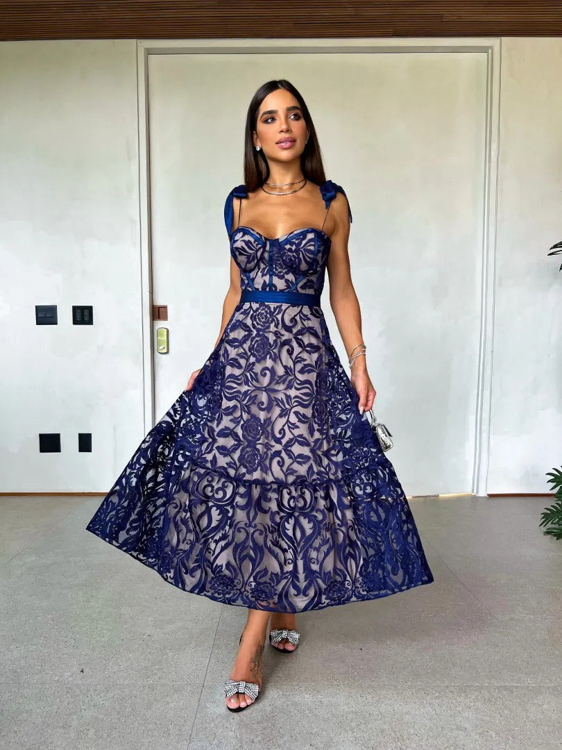 Diana – Langes Damenkleid mit blauer Stickerei und Rückenausschnitt