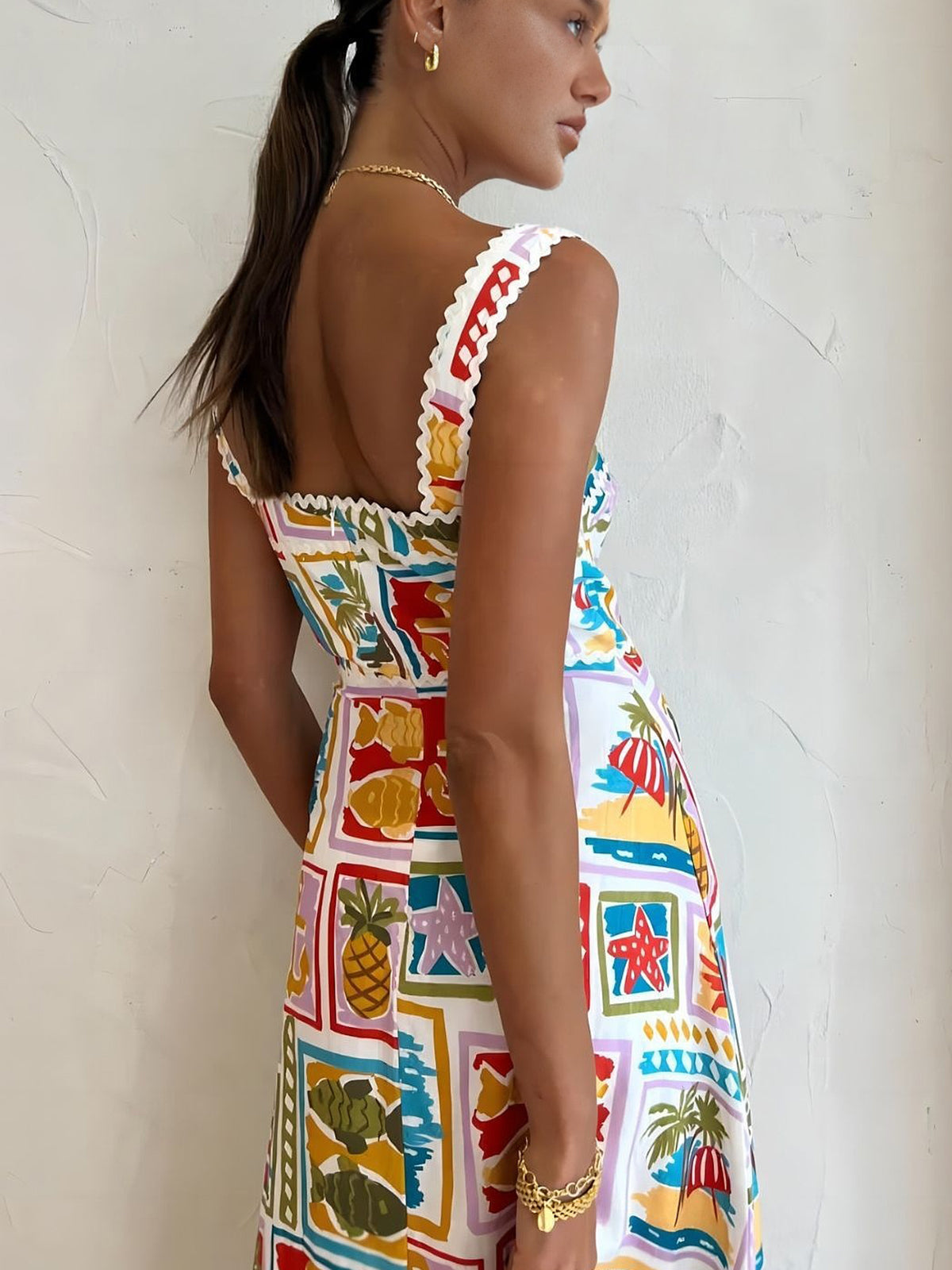 Ärmelloses Maxikleid mit Graffiti-Print – Sommermode mit Kunstflair