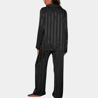 Verwöhnen Sie sich mit unserem weichen und stilvollen Pyjama-Set für Frauen!