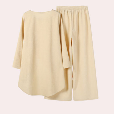 Schickes Damenmode-Ensemble